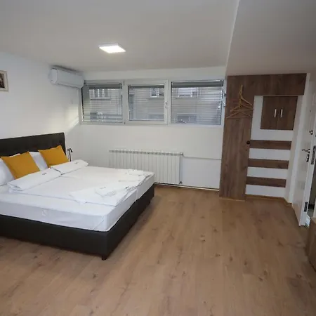 לינה וארוחת בוקר Palace Megdan