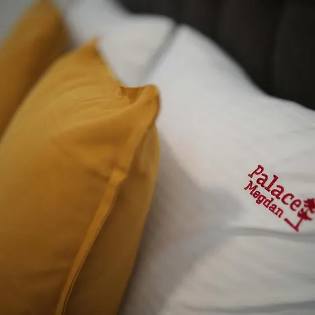 לינה וארוחת בוקר Palace Megdan 3*