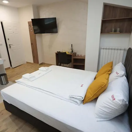 לינה וארוחת בוקר Palace Megdan 3*